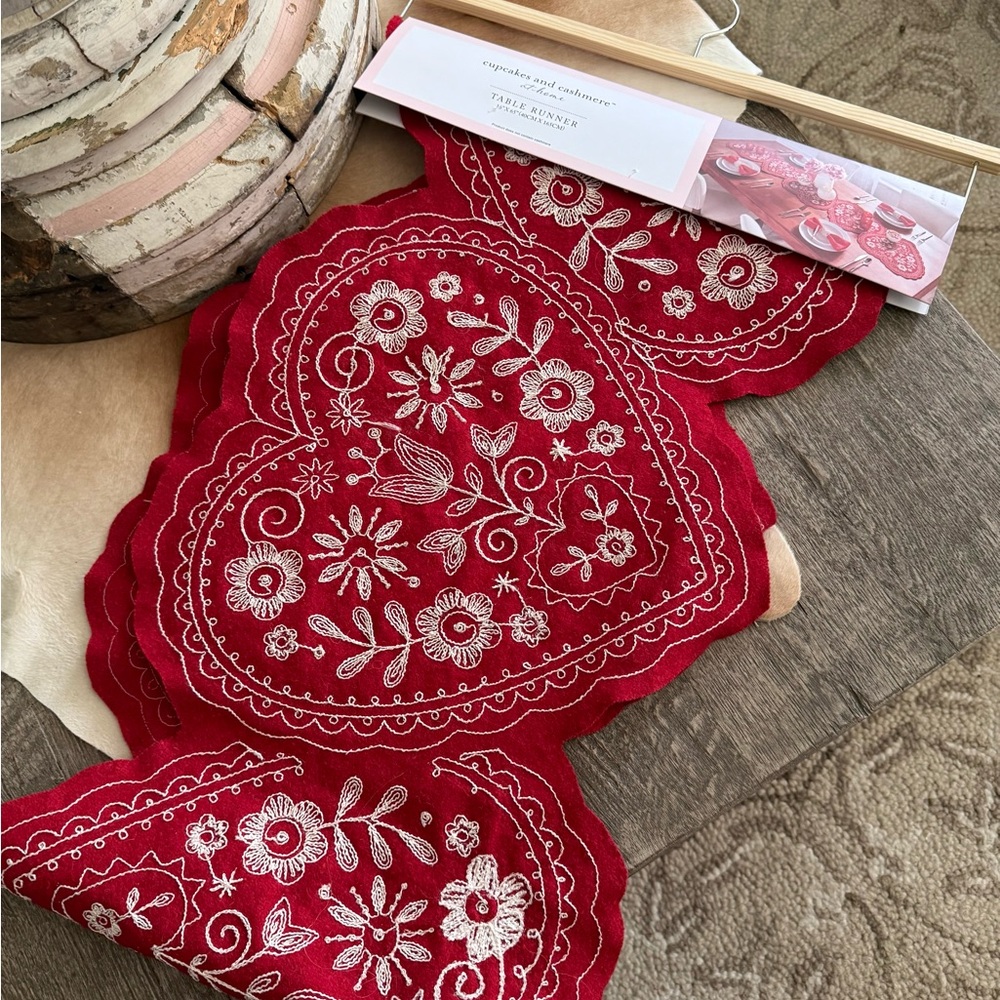 Brand NWT Cupcakes & Cashmere Red and White Heart Table Runner